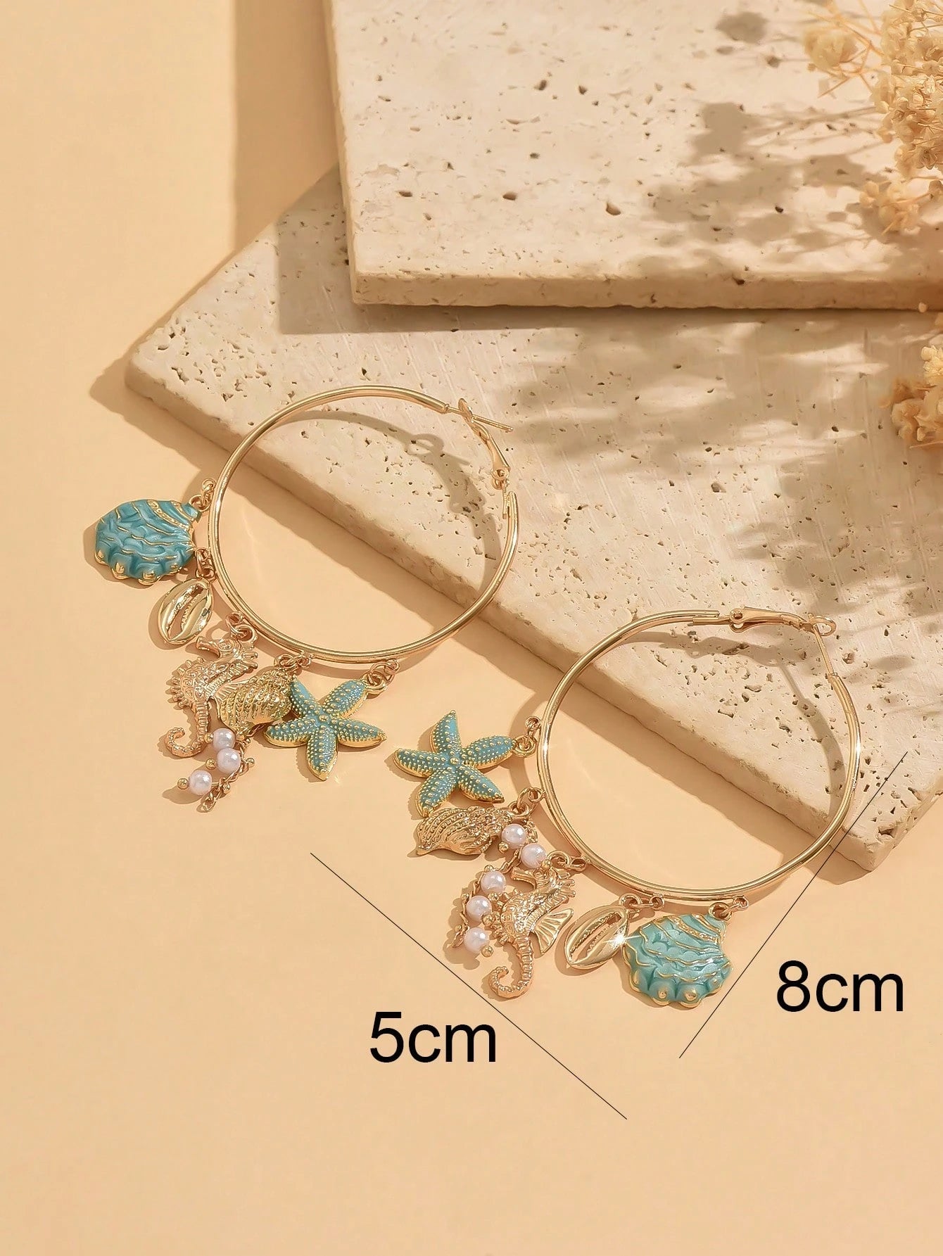 1 par de pendientes de aro grandes estilo océano para vacaciones en la playa, pendientes de mujer con decoración de múltiples colgantes de concha, caballito de mar y estrella de mar con efecto de goteo de aceite azul, adecuados para uso diario, vacaciones de verano, fiesta en la playa y festival de música