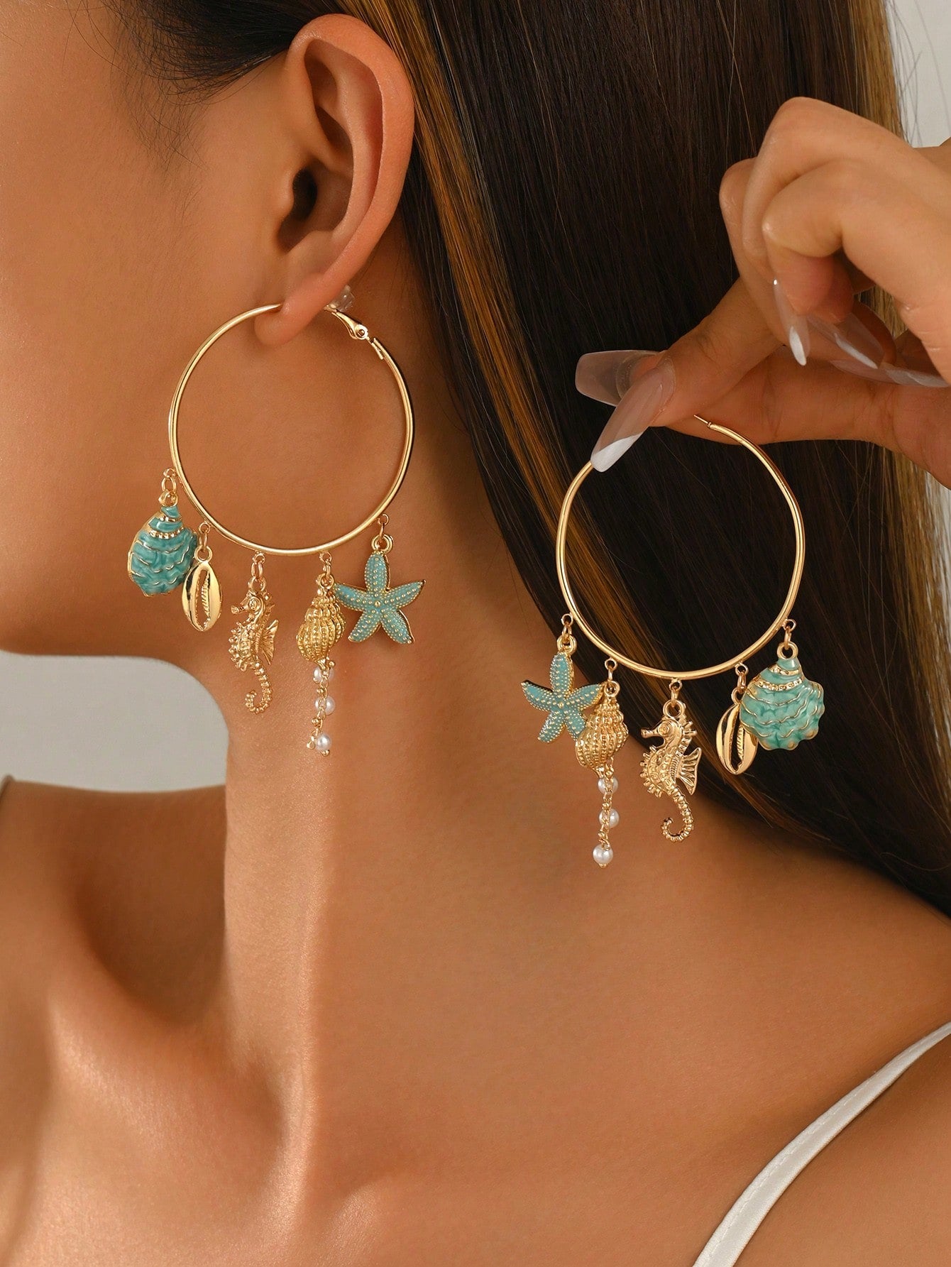 1 par de pendientes de aro grandes estilo océano para vacaciones en la playa, pendientes de mujer con decoración de múltiples colgantes de concha, caballito de mar y estrella de mar con efecto de goteo de aceite azul, adecuados para uso diario, vacaciones de verano, fiesta en la playa y festival de música