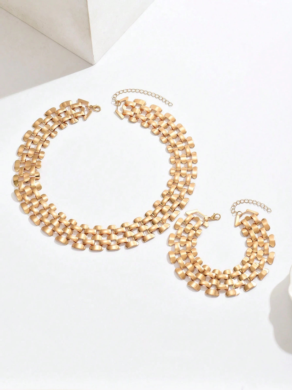 2pcs/Set Fashion Creative Personalized Casual Metal Style Gold European American Creative Assembled Geometric Bib Necklace & Bracelet Set, Exaggerated Metal Style