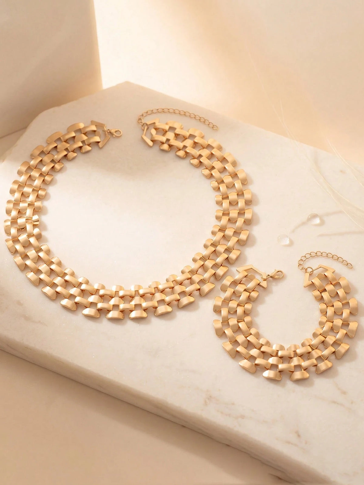 2pcs/Set Fashion Creative Personalized Casual Metal Style Gold European American Creative Assembled Geometric Bib Necklace & Bracelet Set, Exaggerated Metal Style