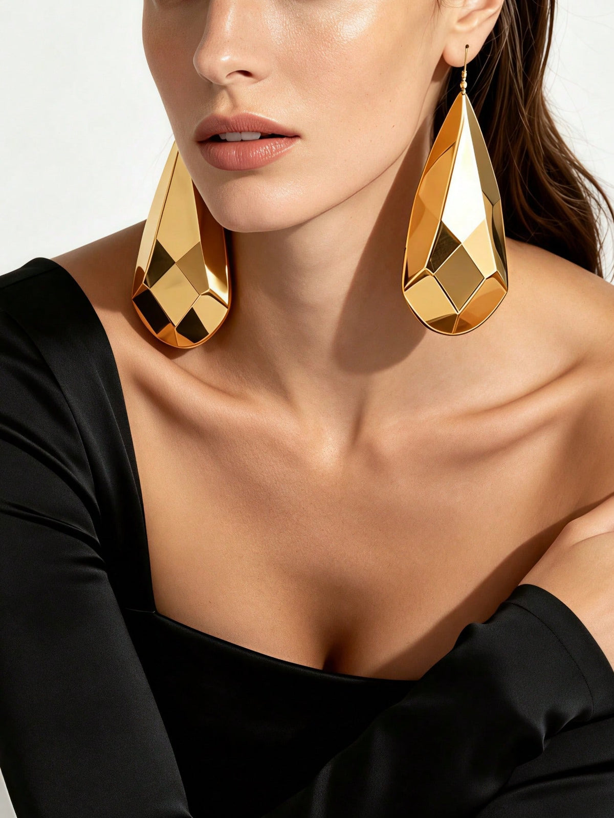 1 Pair Women's Vintage European Style Multi-Faceted Geometric Teardrop Warm Gold Long Dangle Earrings, Multi-Faceted Mirror Polished Large Teardrop Shaped Ear Pendants, Suitable For Banquet, Party, Vacation Wear