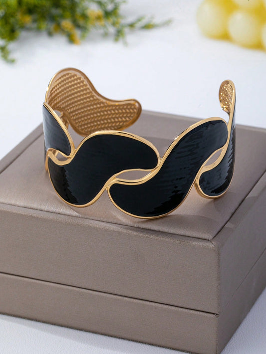 1 pieza Elegante brazalete de metal con aceite goteante naranja, diseñado para mujeres, diseño de patrón geométrico negro con aceite goteante artificial y chapado en oro de moda, adecuado para uso diario, ocasiones festivas y todas las estaciones, accesorio de regalo de alta gama