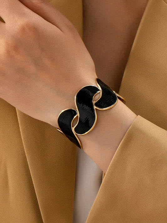 1 pieza Elegante brazalete de metal con aceite goteante naranja, diseñado para mujeres, diseño de patrón geométrico negro con aceite goteante artificial y chapado en oro de moda, adecuado para uso diario, ocasiones festivas y todas las estaciones, accesorio de regalo de alta gama