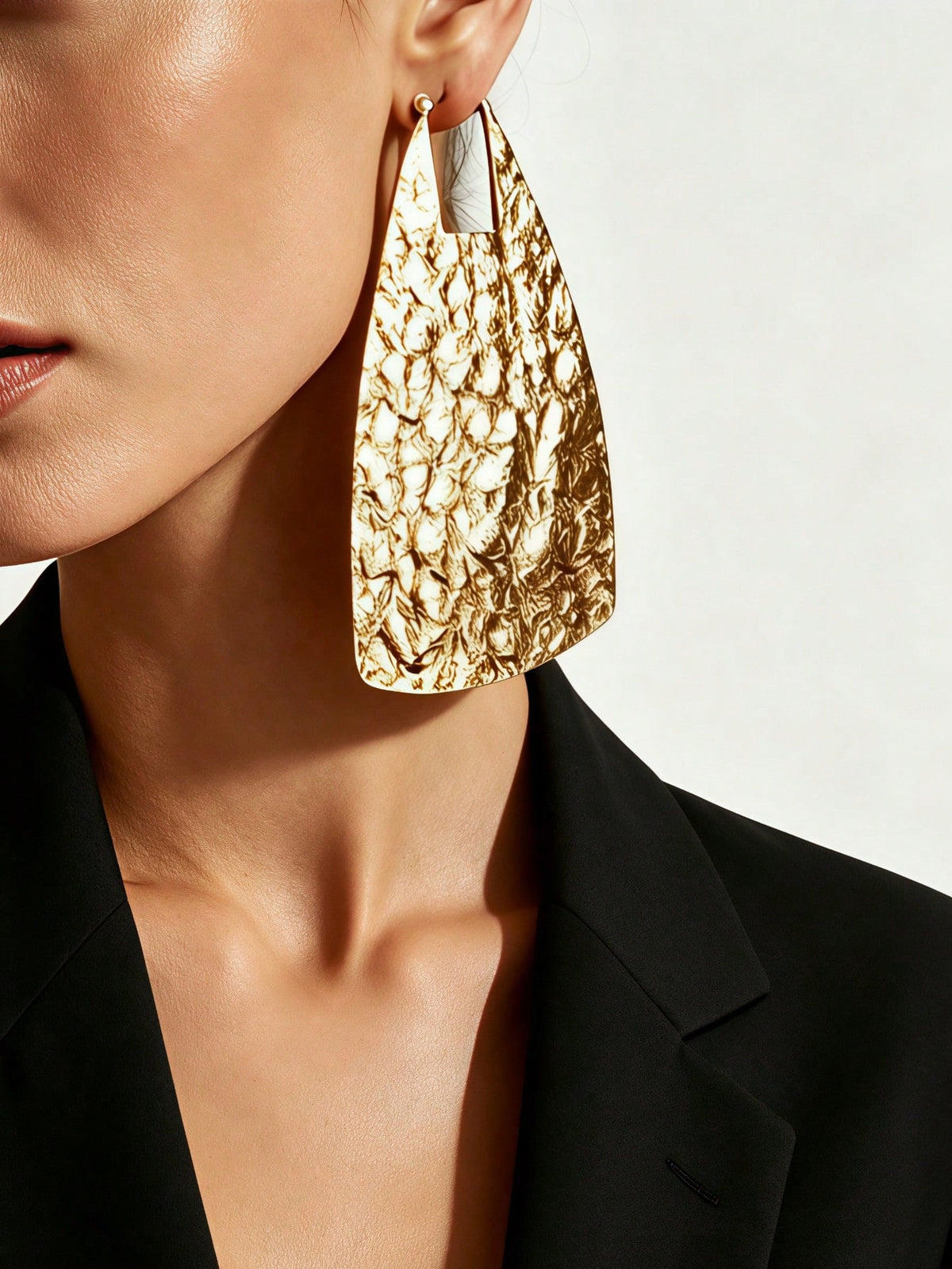 1 par de pendientes colgantes para mujer de estilo europeo vintage, dorados cálidos, con diseño trapezoidal hueco, plisados y martillados, asimétricos, con textura grabada forjada y geométrica, adecuados para fiesta, vacaciones y banquetes