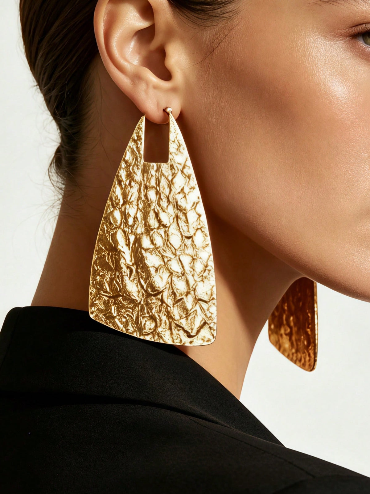 1 par de pendientes colgantes para mujer de estilo europeo vintage, dorados cálidos, con diseño trapezoidal hueco, plisados y martillados, asimétricos, con textura grabada forjada y geométrica, adecuados para fiesta, vacaciones y banquetes