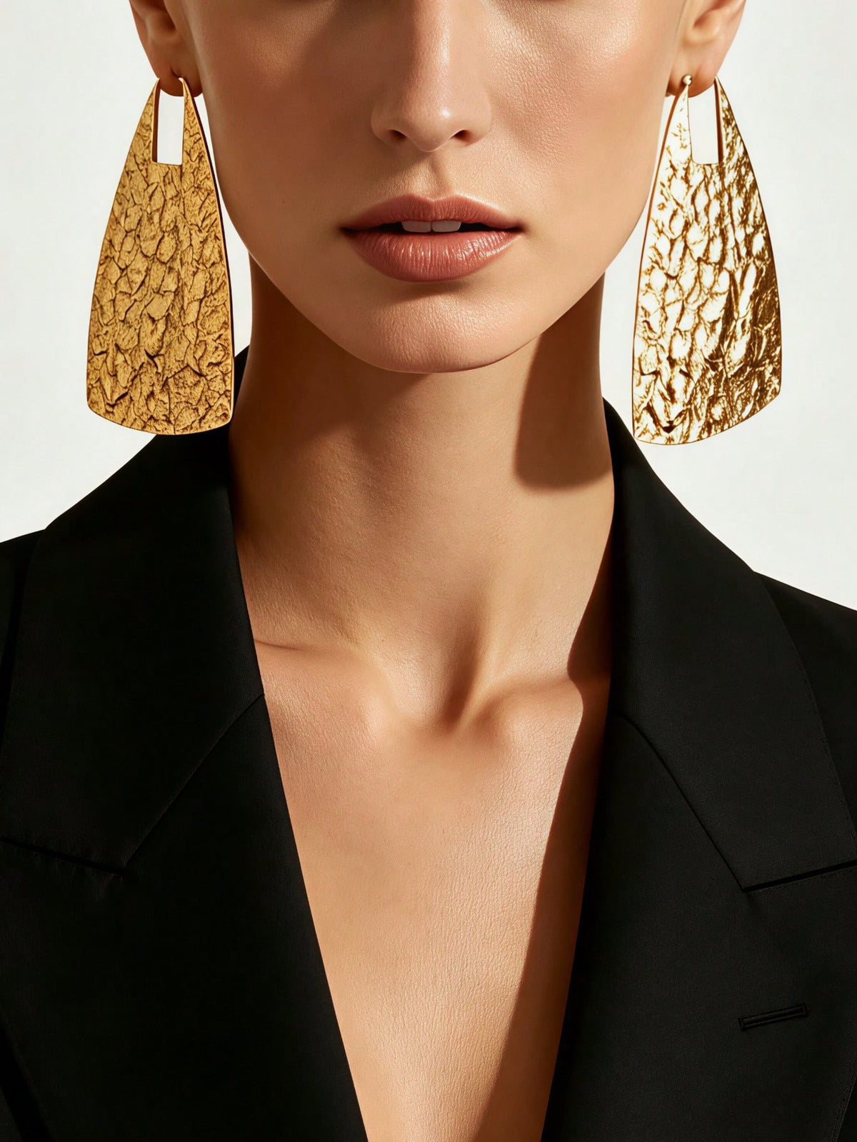 1 par de pendientes colgantes para mujer de estilo europeo vintage, dorados cálidos, con diseño trapezoidal hueco, plisados y martillados, asimétricos, con textura grabada forjada y geométrica, adecuados para fiesta, vacaciones y banquetes