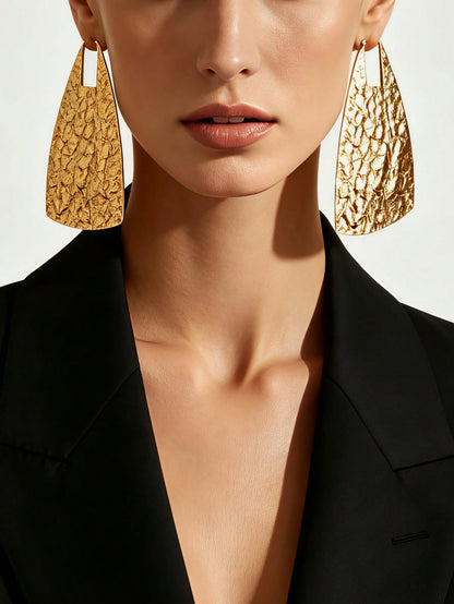 1 par de pendientes colgantes para mujer de estilo europeo vintage, dorados cálidos, con diseño trapezoidal hueco, plisados y martillados, asimétricos, con textura grabada forjada y geométrica, adecuados para fiesta, vacaciones y banquetes