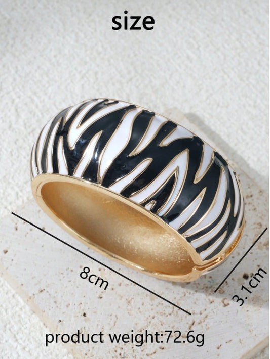 SHEIN 1pc Retro Exaggerated Punk Style Asymmetric Bracelet