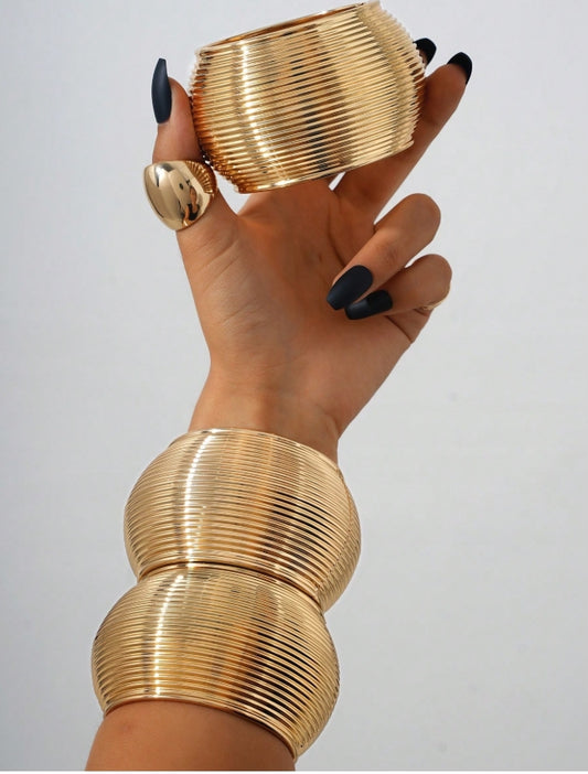 SHEIN 1pc Retro Exaggerated Punk Style Asymmetric Bracelet